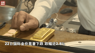 抢黄金变卖金潮回收商直喊苦 一天亏上万元！