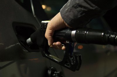 年内第二跌！今晚国内油价下调：加满少花2.5元