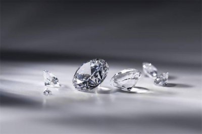 黄金狂飙后钻石暴降近30%！河南开始送特产钻石
