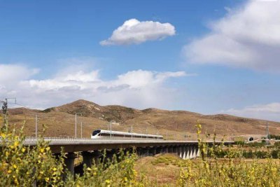 西成铁路甘青段则岔大桥首孔简支箱梁浇筑完成