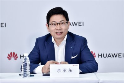 余承东自曝研发5年的大杀器！华为推进三折叠屏