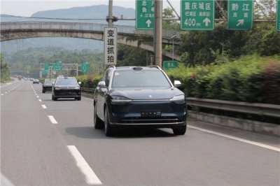 华为智驾高速抢方向盘极限躲避施工车 车主：问