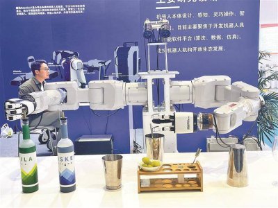 花式调酒师“上线” 人形机器人成最忙“打工人