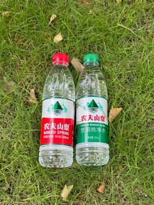 钟睒睒不建议长期喝绿瓶水：不含