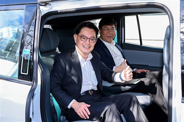 新加坡副总理到访百度！试乘萝卜快跑直竖大拇指点赞
