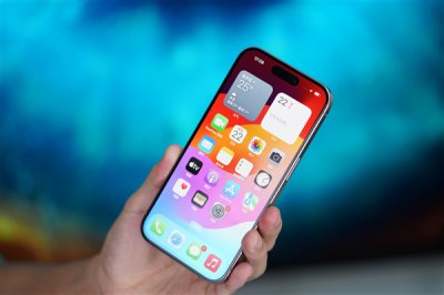 美国关税重压下苹果手机将成奢侈品：iPhone欲涨