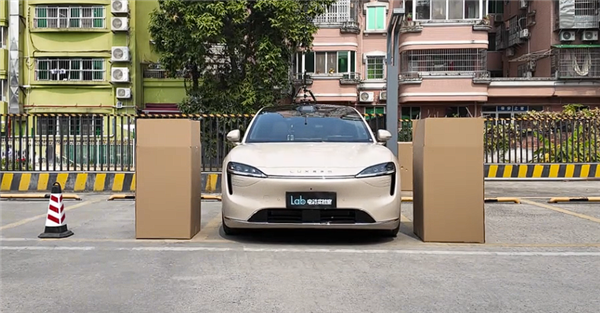 蔚小理华四车超窄车位自动泊车：智界R7冠绝全场对得起那四个字