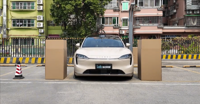蔚小理华四车超窄车位自动泊车：