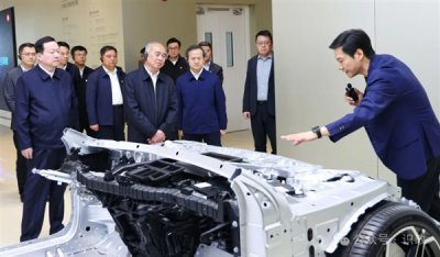 雷军现身小米汽车工厂 亲自接待重