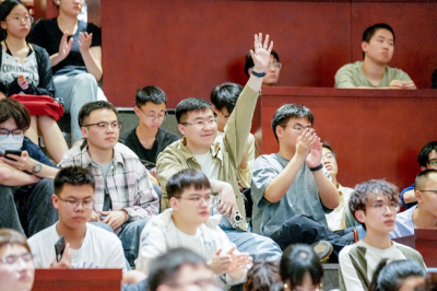 华为终端CEO何刚回母校西电 开讲鸿