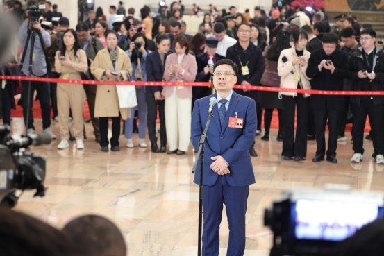 周云杰亮相首场“代表通道”:全球化的关键在于三个关键词