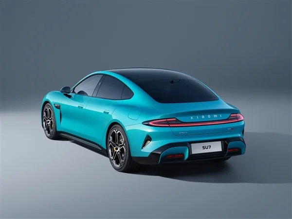 小米SU7改款配置大增 涨价万元上热搜！小米汽车客服回应