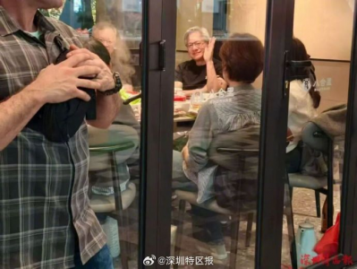 英伟达CEO黄仁勋低调现身深圳火锅