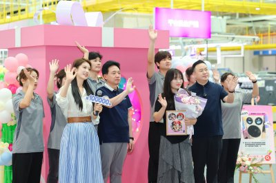 现场交付!Leader向第10万个用户交付三筒洗衣机