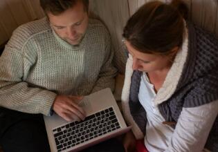 新能源车商业模式将巨变,硬件亏本软件赚钱?