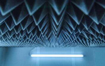 国产手机厂商借AI优势抢客 苹果在华陷困局